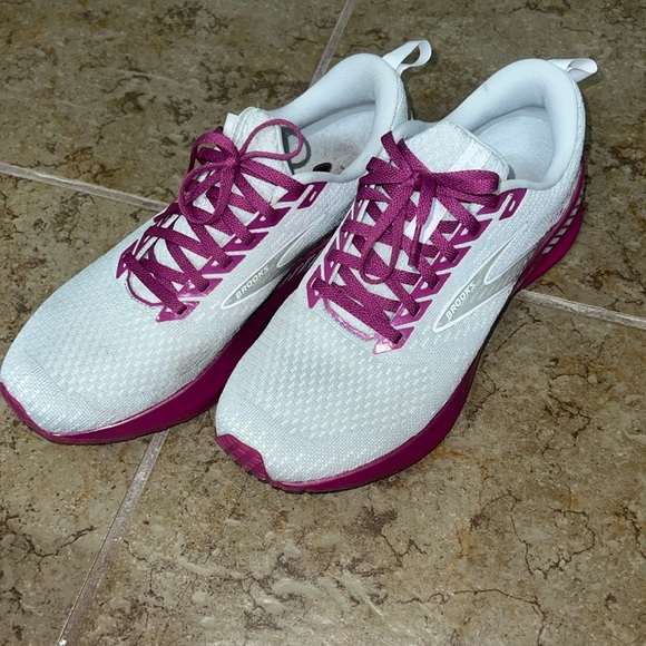 Brooks women’s running shoes - Picture 2 of 8